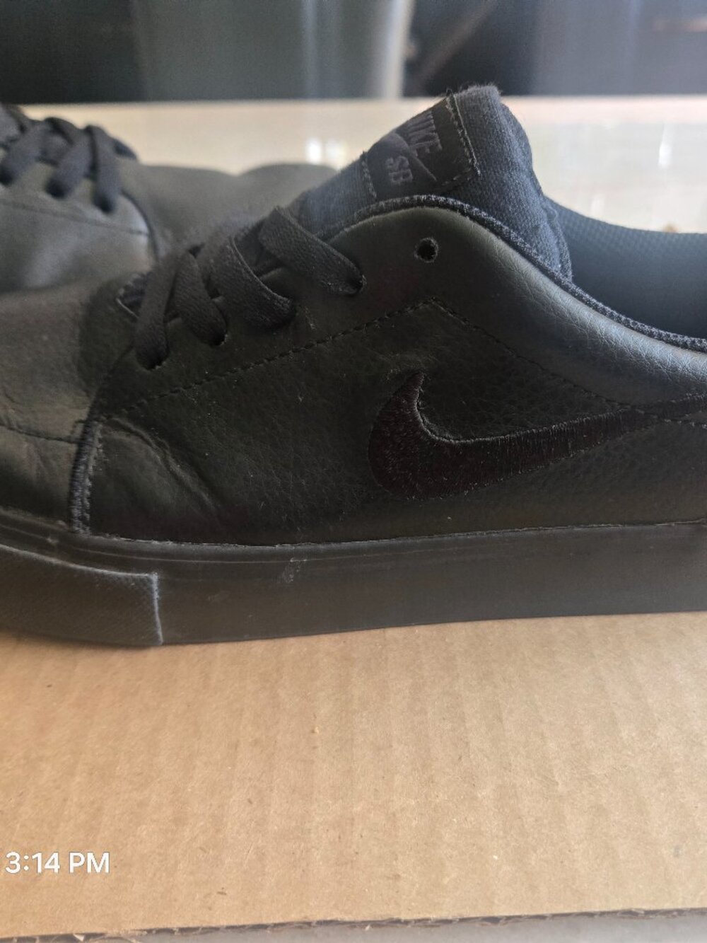 Mens black Nike 10.5 Sneakers Low Top Shoes
